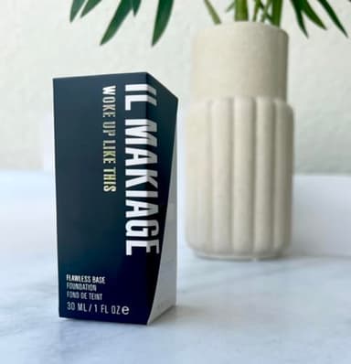WOKE UP LIKE THIS FLAWLESS BASE FOUNDATION IL MAKIAGE (Shade 010, 1 Fl Oz /30 ml)