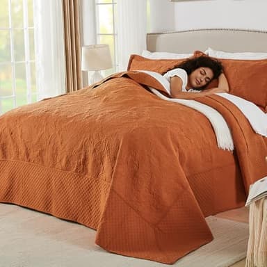 ENJOHOS Burnt Orange 138x122 Extra Wide Oversized King Quilts - California King Bedspread, Reversible Summer Soft Microfiber Bed Coverlet Super King Bedding (1 Cal King Quilt, 2 Pillow Shams)